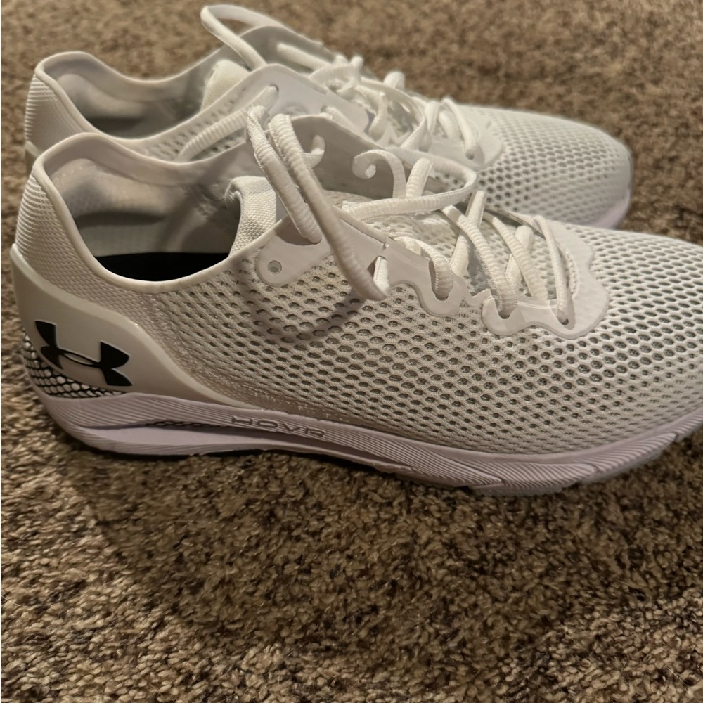 Men’s Under Armour white sneakers 10.5